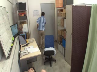 OYC-258_B 一位年轻的兼职妻子每天都会遭受商店经理无情的乳头挑逗和性骚扰，而她的乳头也开始发麻，因为她预料到自己也会受到性骚扰。由于每日遭受性骚扰，她的乳头不知不觉就发育起来，变得淫荡至极！ 2 第 2 部分