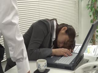 AP-712_A 对欺负她的女老板进行报复性轮奸！一名年轻男员工给他的霸凌女老板喂安眠药