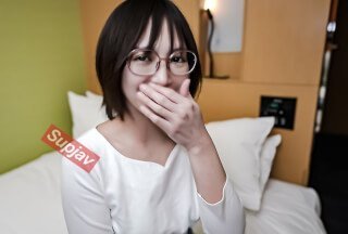 FC2PPV 3305003 [老师，眼镜女孩] 与数学老师，戴着眼镜炫耀勤奋的女孩的生动性爱视频。