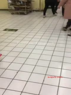 推特红人绿帽大神带美娇妻在中国某大型超市内真空露出让别的男人摸臀停车场内啪啪啪