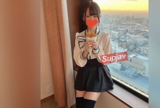FC2PPV 3200376 与一位笑容满面的害羞少女重逢。她第一次使用电动按摩器带来的震撼快感，在未修剪的毛茸茸的未成熟阴户中大量内射