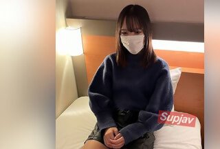 FC2PPV 3181395 *数量限制 1930pt → 930pt [强制/奇闻趣事] 她是一个年轻的妻子，没有回报，所以她在三人组中内外都沾满了精液