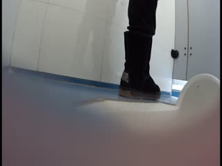 中国某高中男生偷拍同班女生李妍欣如厕，大神真是无敌了附露脸生活照