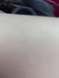 司机这次滴滴骚货搭车，是不是免单主动拉住司机的手摸逼，你的方向盘脏，把你的手洗洗再帮我抠逼，刺激！ ！