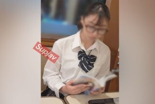 FC2PPV 3861290 戴眼镜的优等生。由于经济困难，她承诺只拍裙底照片，但最终却在酒店被内射
