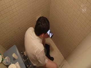 SSNI-693 看到帮助过我的学生会长 Yumi 被强暴，我勃起了。由美