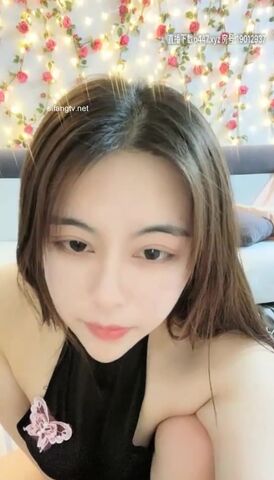 高颜值风韵成熟御姐【佳瑶】巨乳嫩鲍鱼，真是巨粉，呻吟又好听，哥哥们用香蕉插我好吗 淫语挑逗！ !