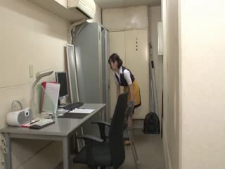 AP-692 家庭餐厅的天真女兼职员工每天都会受到经理无情的乳头折磨