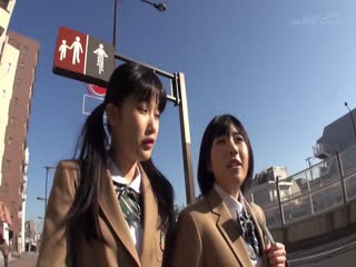 SDMM-010_A 高中女生在测试新的唇部产品时体验了她们的第一次法式接吻！成人