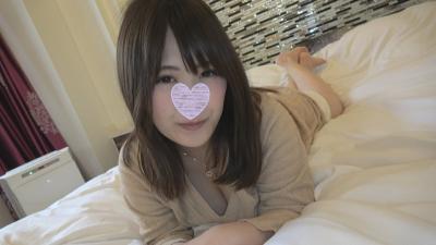 丰满的、剃过毛的 G 罩杯女大学生身上有很多女牛仔的姿势。