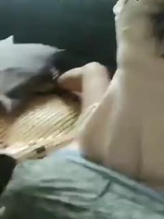 当着朋友的面，做爱或许更刺激！女孩还尖叫着不能拍！ ！只拍个背影啦，你们继续真刺激！