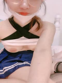 草莓萝莉酱~奶头好痒，B水流了一床，浑身寂寞瘙痒，自摸自慰插出白浆~高潮不断~激情诱惑,撸管必备！ ！