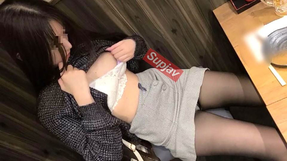 FC2PPV+【个人】一边听未婚夫的声音一边...这个美丽的女人有着顺从却又狂野的身体，他猛烈的插入她的阴道深处，在她能够抵抗之前，就已经将大量的乳白色液体灌满她的体内。