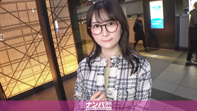 200GANA-3242 认真搭讪，初次拍摄。2191 用草莓做诱饵，搭讪一位白皙、认真的素人，她戴眼镜看起来很棒！与她的外表相反，她有外遇！在她的内裤下面，她有一个厚实、多毛的屁眼！因为她太认真了，所以当被要求时，她很听话，从屁眼到阴户都舔遍了！最后，我用炼乳洗了她的脸哈哈
